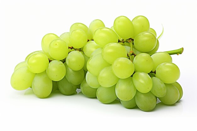 Uvas verdes isoladas em fundo branco