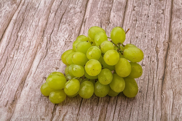 Uvas verdes maduras doces e saborosas