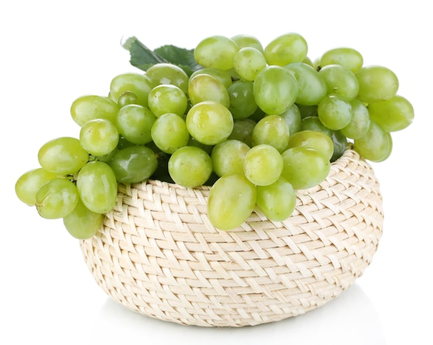 Uvas verdes maduras em cesta isolada em branco