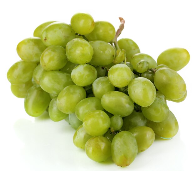 Uvas verdes maduras sobre blanco