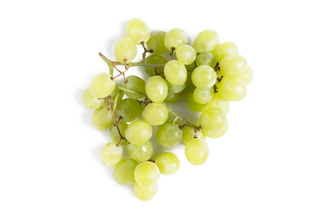 Uvas verdes sobre blanco