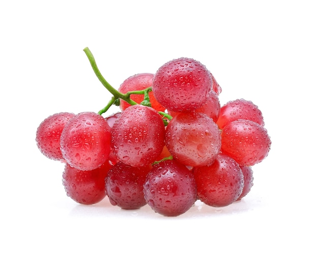 Uvas vermelhas com gota de água isolada no branco.