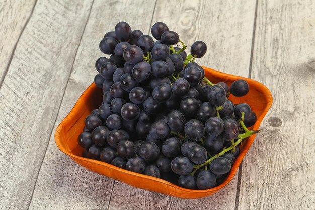 Uvas vermelhas doces frescas e maduras