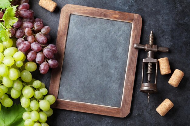 Uvas vermelhas e brancas e quadro-negro