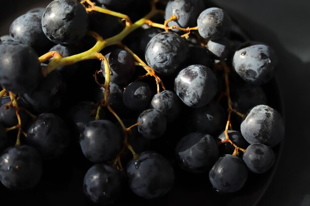 Uvas vermelhas escuras frescas fecham