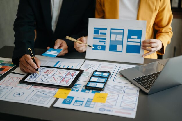 Foto ux designer gráfico planejamento aplicação processo de desenvolvimento protótipo wireframe para web smartphone agência de desenvolvimento digital criativa no escritório