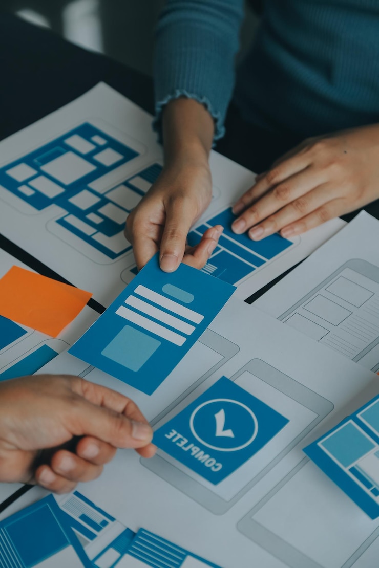 Foto ux diseñador gráfico boceto creativo planificación proceso de aplicación desarrollo prototipo wireframe para web teléfono móvil concepto de experiencia de usuario