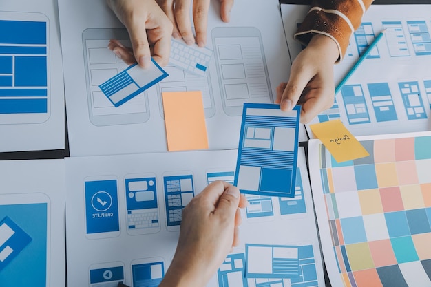 ux diseñador gráfico boceto creativo planificación proceso de aplicación desarrollo prototipo wireframe para web teléfono móvil concepto de experiencia de usuario