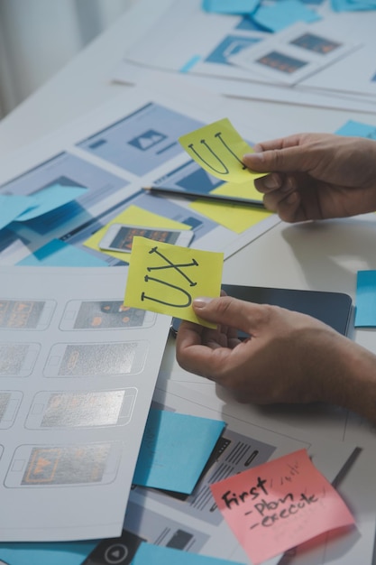 ux diseñador gráfico boceto creativo planificación proceso de aplicación desarrollo prototipo wireframe para web teléfono móvil concepto de experiencia de usuario