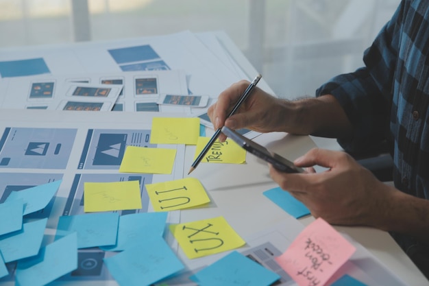 ux diseñador gráfico boceto creativo planificación proceso de aplicación desarrollo prototipo wireframe para web teléfono móvil concepto de experiencia de usuario