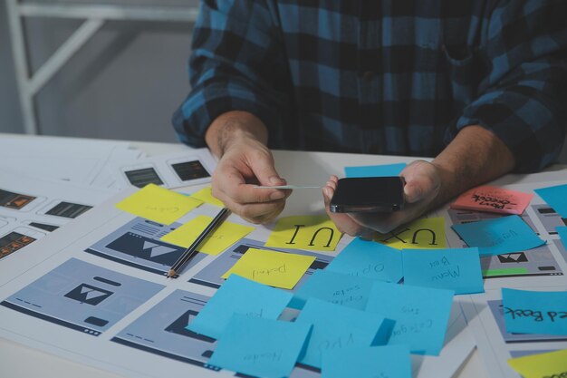 ux diseñador gráfico boceto creativo planificación proceso de aplicación desarrollo prototipo wireframe para web teléfono móvil concepto de experiencia de usuario