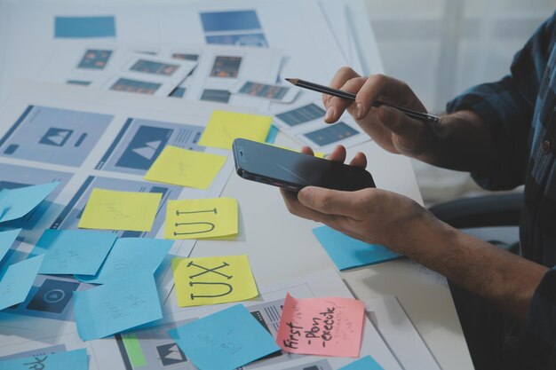 ux diseñador gráfico boceto creativo planificación proceso de aplicación desarrollo prototipo wireframe para web teléfono móvil concepto de experiencia de usuario