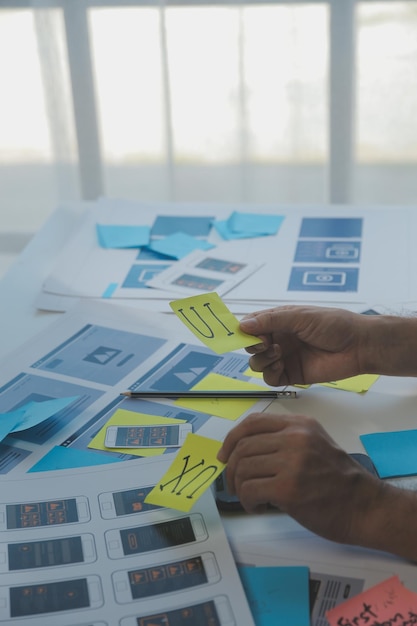 ux diseñador gráfico boceto creativo planificación proceso de aplicación desarrollo prototipo wireframe para web teléfono móvil concepto de experiencia de usuario