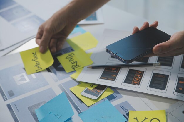 ux diseñador gráfico boceto creativo planificación proceso de aplicación desarrollo prototipo wireframe para web teléfono móvil concepto de experiencia de usuario