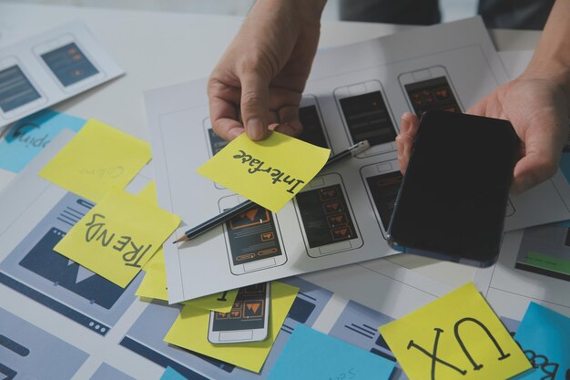 ux diseñador gráfico boceto creativo planificación proceso de aplicación desarrollo prototipo wireframe para web teléfono móvil concepto de experiencia de usuario