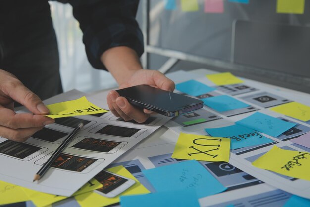 ux diseñador gráfico boceto creativo planificación proceso de aplicación desarrollo prototipo wireframe para web teléfono móvil concepto de experiencia de usuario