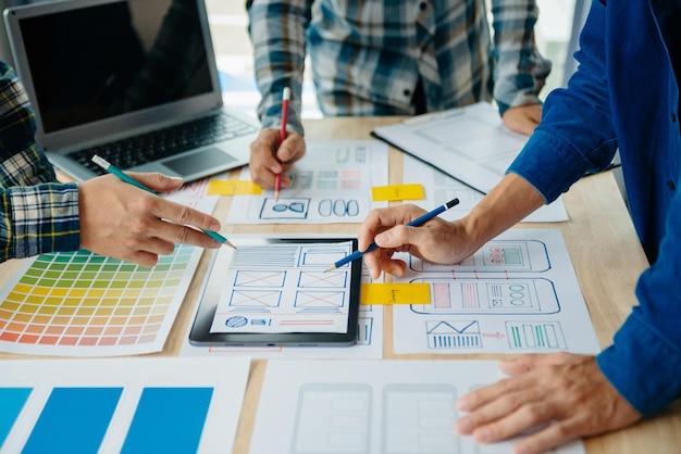 UX-Entwickler und UI-Designer beim Brainstorming über das Wireframe-Design der mobilen App-Schnittstelle mit Kundeninformationen und Farbcode bei Modern OfficexA