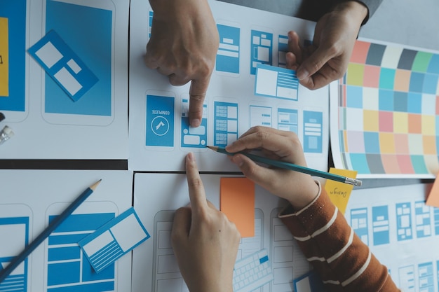 Ux-Grafikdesigner, kreative Skizze, Planung, Anwendungsprozess, Entwicklung, Prototyp, Wireframe für Web-Mobiltelefon, User-Experience-Konzept