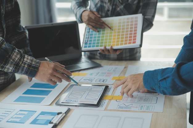 Ux-Grafikdesigner, kreative Skizze, Planung, Anwendungsprozess, Entwicklung, Prototyp, Wireframe für Web-Mobiltelefon, User-Experience-Konzept