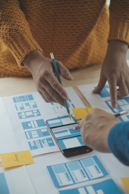 Foto ux-grafikdesigner, kreative skizze, planung, anwendungsprozess, entwicklung, prototyp, wireframe für web-mobiltelefon, user-experience-konzept