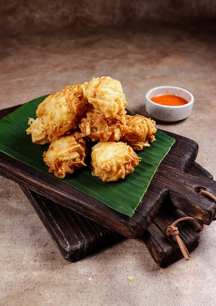 Uyen ou talas goreng ou taro frito é um lanche frito de medan indonésia feito de taro e camarão