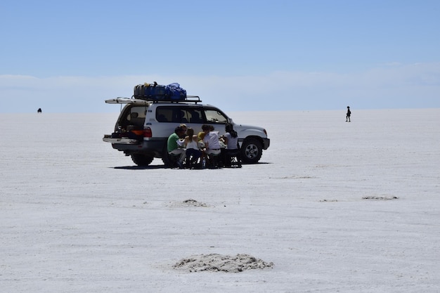 Uyuni Bolivia 09 de febrero de 2017 Salar de Uyuni Bolivia Coches todoterreno en el Salar de Uyuni en Bolivia