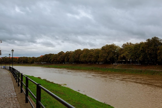 Uzhgorod ciudad primavera río uzh ciudad europea