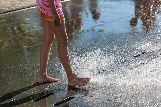 Uzhgorod, ucrânia - 28 de maio de 2017: crianças felizes brincando em uma fonte de água em um dia quente