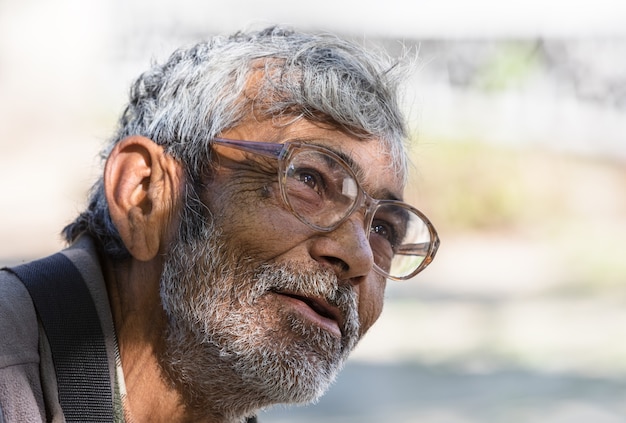 UZHGOROD, UKRAINE - 19. April 2019: Obdachloser Bettler im Freien in der Stadt, der um Geldspenden bittet.