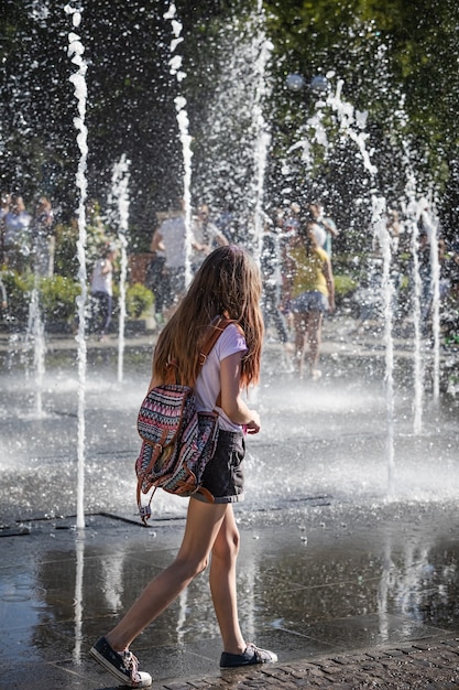 UZHGOROD, UKRAINE - 28. Mai 2017: Glückliche Kinder, die an einem heißen Tag in einem Brunnen spielen?