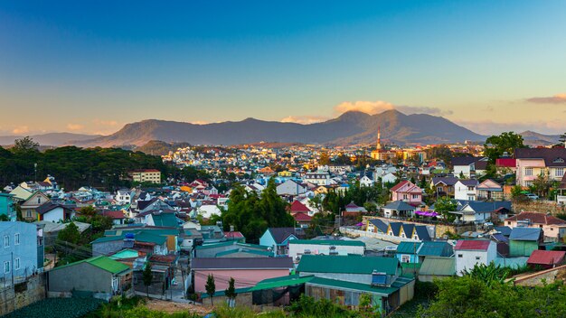 V da lat cidade ao pôr do sol a cidade da eterna primavera flores amor e café, belo destino de turismo no planalto central do vietnã