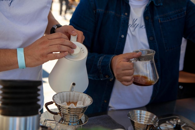 v60 O método de fazer café, o homem com a pulseira faz café.