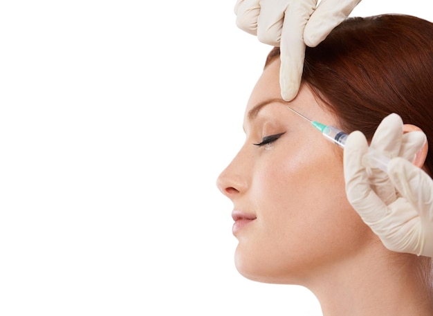 Vá para o que te faz feliz Foto de uma linda mulher recebendo injeção de botox