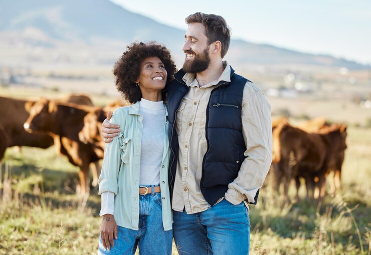 Foto vaca feliz e amor com casal na fazenda para agricultura natureza e crescimento animais de trabalho em equipe e abraço com homem e mulher no campo de grama do campo para sustentabilidade gado e meio ambiente