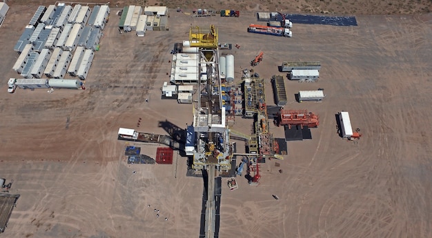 Vaca Muerta, Argentina, 12 de enero de 2016: Extracción de petróleo no convencional. Batería de camiones de bombeo para fracturación hidráulica (Fracking).