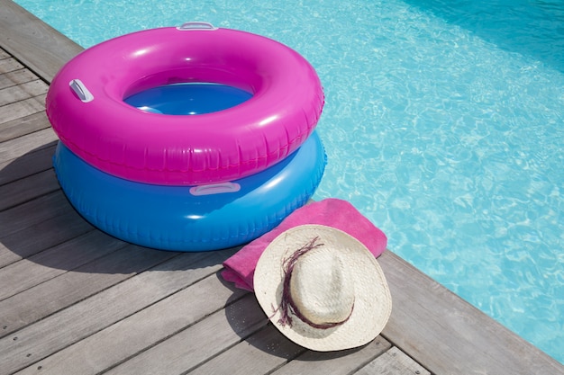 Para vacaciones alrededor de la piscina, gorra y bikini.