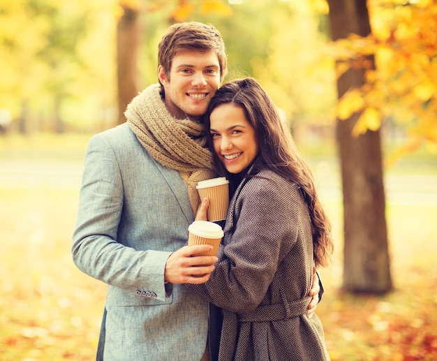 vacaciones, amor, viajes, relación y concepto de citas - pareja romántica en el parque de otoño