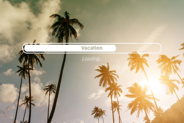 Foto vacaciones cargando en el cielo azul con palmeras