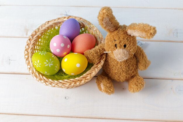 Vacaciones, cesta de pascua en mesa de madera