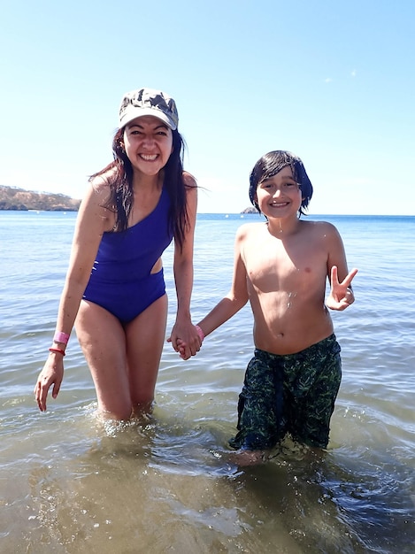 Vacaciones de verano, madre e hijo pequeño disfrutando de la playa