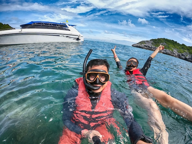 Foto vacaciones divertidas de snorkel en las vacaciones de verano.