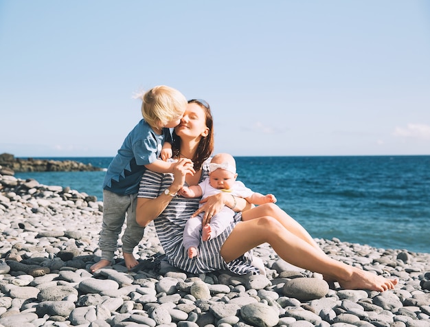 Vacaciones familiares en Tenerife España Madre con niños al aire libre en el océano mamá con niños