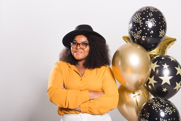 Vacaciones, fiesta de cumpleaños y concepto de diversión - Retrato de sonriente joven afroamericana