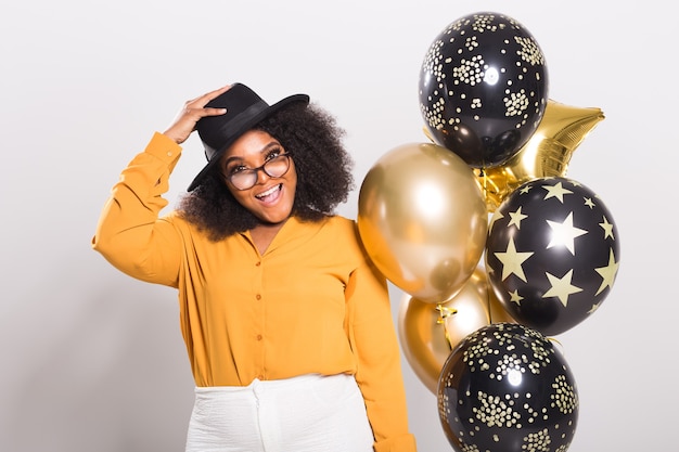 Foto vacaciones, fiesta de cumpleaños y concepto de diversión - retrato de sonriente joven afroamericana