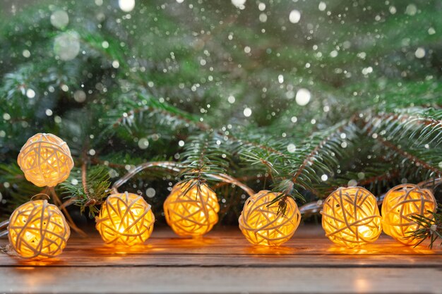 Vacaciones de fondo de Navidad con luces de guirnalda de decoración en mesa de madera