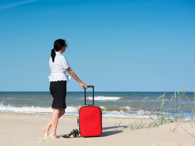 Vacaciones fuera de la oficina en el mar