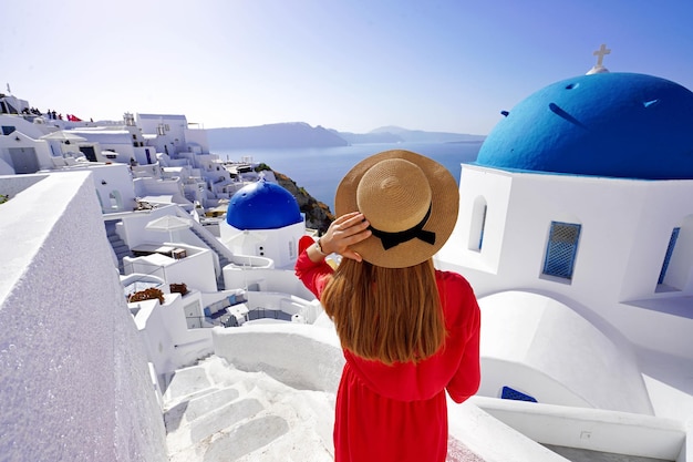 Vacaciones en Grecia Hermosa chica turista disfrutando de la vista panorámica de Santorini Gran angular