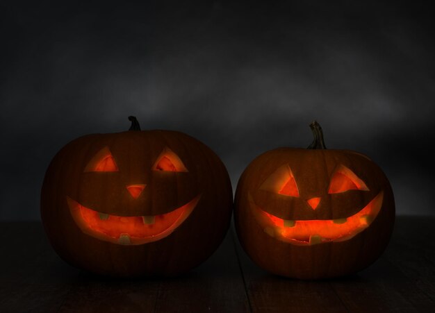 vacaciones, halloween y concepto de decoración - cierre de calabazas en la mesa