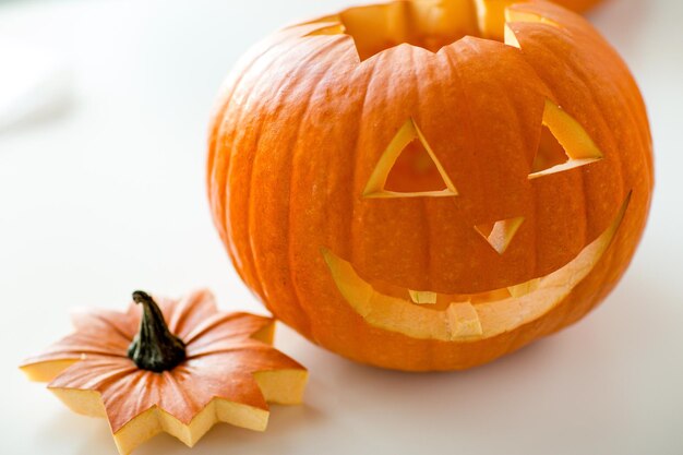 vacaciones, halloween y concepto de decoración - cierre de calabazas en la mesa