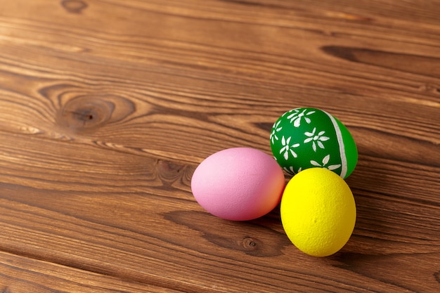 Vacaciones huevos de pascua en mesa de madera